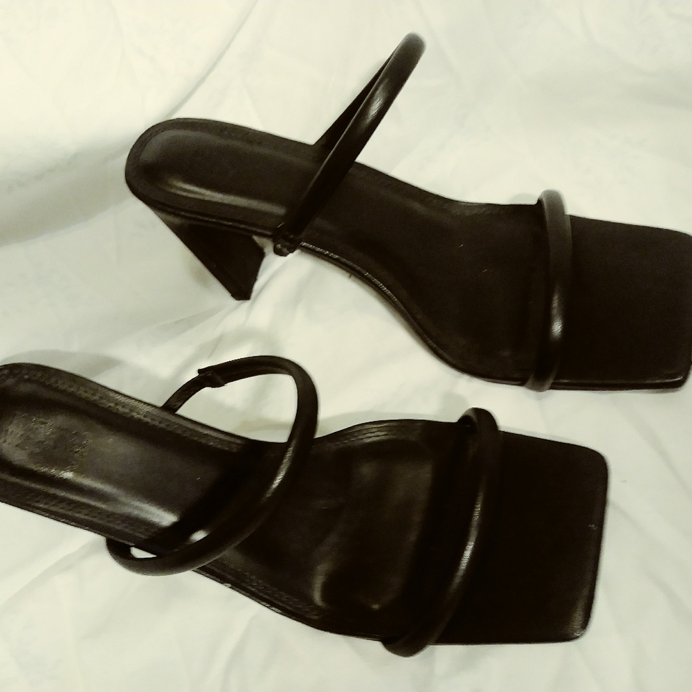 Forever 21 9 Wide Strappy black leather sandals geometric